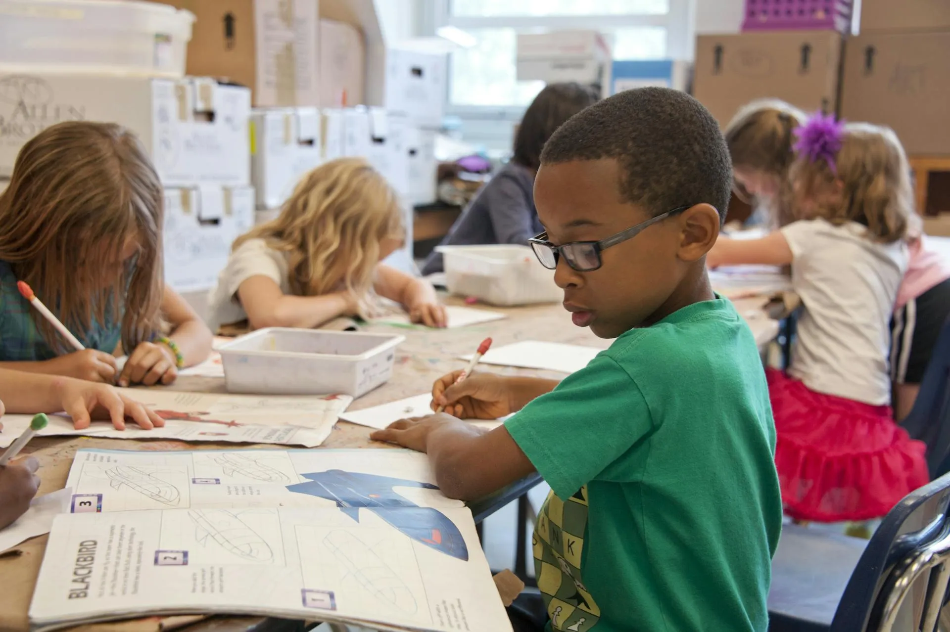 Une classe lumineuse préparée pour l'apprentissage